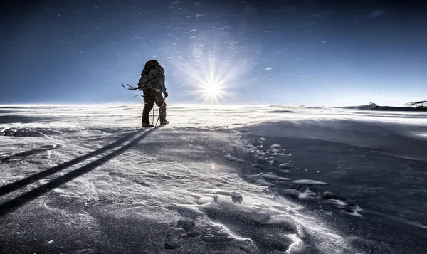 Mászó harcol a rossz időjárás, a tél a hegyekben — Stock Fotó