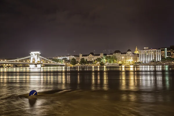 Flood em Budapeste, sinal de estrada em um rio que flui rápido — Fotografia de Stock