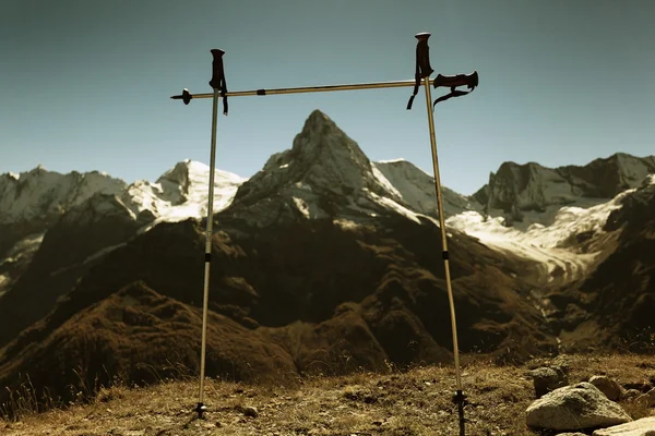 Bioscoop in de bergen door trekking stokken — Stockfoto