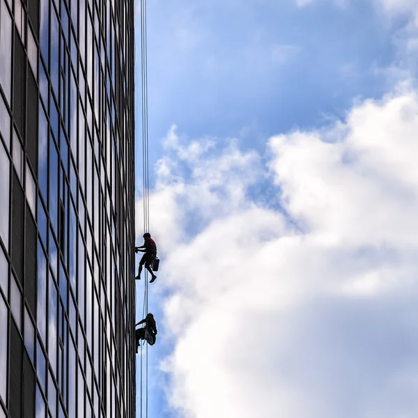 Los constructores del edificio más alto de Kiev en obras de gran altitud —  Fotos de Stock