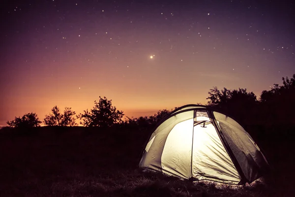 별 아래 텐트에서 발광 — 스톡 사진