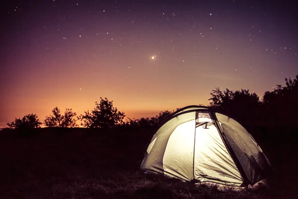 Luminiscencia en una carpa bajo las estrellas —  Fotos de Stock