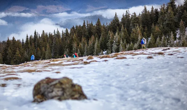 Turistas en las montañas nevadas —  Fotos de Stock