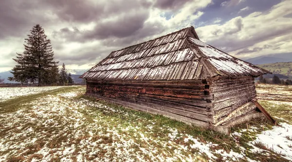 Casa de madeira velha no céu brilhante Carpathian.Hdr . — Fotografia de Stock