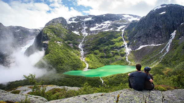 Pareja en abrazo de las montañas noruegas —  Fotos de Stock