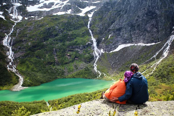 Pareja en abrazo de las montañas noruegas —  Fotos de Stock