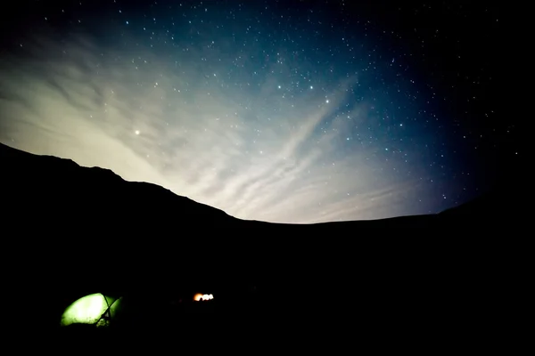 Campeggio sotto le stelle in montagna — Foto Stock