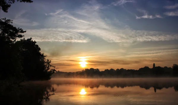 Sunrise.panorama の川の風景. — ストック写真