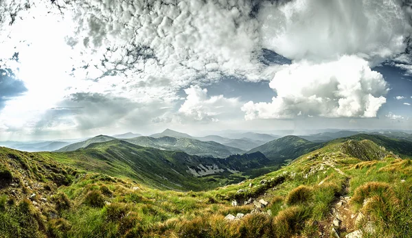 Panorama de verano de las montañas Cárpatas.Panorama . —  Fotos de Stock