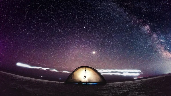 ビーチでのキャンプと幻想的なミルキーウェイ — ストック写真