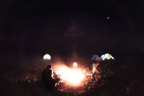 Люди и огонь ночью на пляже, Украина — стоковое фото