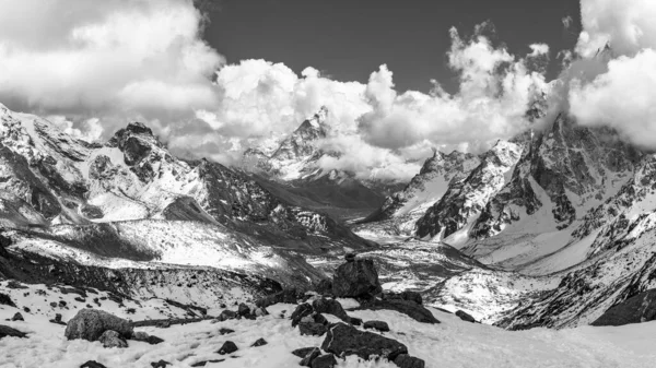 Panorama Himálajských hor na cestě do Everestu, Nepál — Stock fotografie