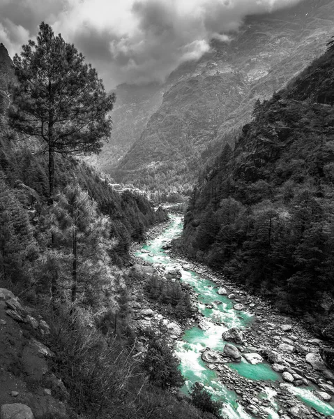 尼泊尔珠穆朗玛峰地区美丽的高山河流. — 图库照片