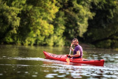 Güzel bir nehirdeki kırmızı kanodaki adamlar