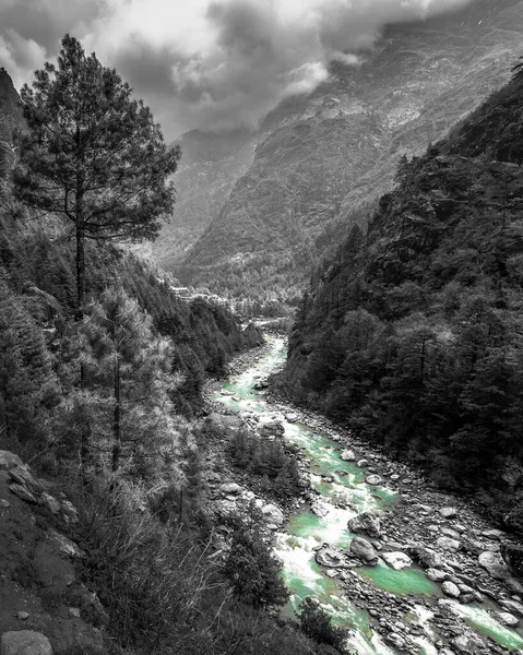 Belo rio de montanha no Himalaia, região do Everest, Nepal. — Fotografia de Stock