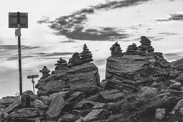 Señalización y montones de piedras en una ruta de senderismo. Fagaras. Rumanía . —  Fotos de Stock