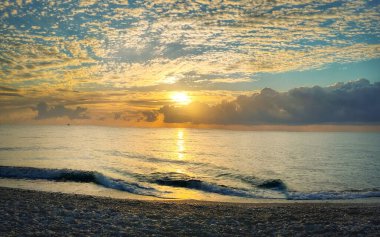Akdeniz kıyısında güzel bir gün doğumu. Kemer, Türkiye.
