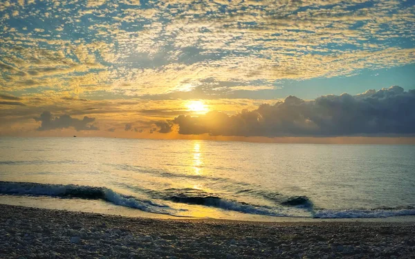 Akdeniz kıyısında güzel bir gün doğumu. Kemer, Türkiye.