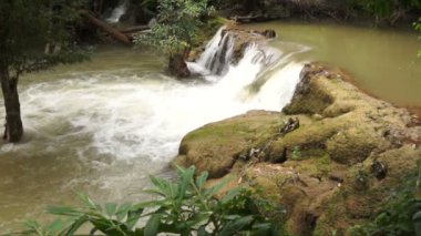 şarkı khalia şelale khao laem Milli Park, Tayland.