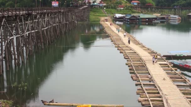 Timelapse of life community Sang-Kla-Buri the Mon Bridge collapse. — Stock Video