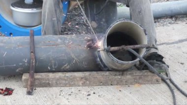 Kaynakçı sitesinde metal boru kaynak meşale kullanır..