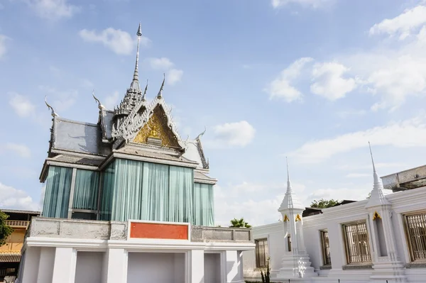 Kaunis thaimaalainen valkoinen kirkko ThaSungin temppelissä, Uthaithani Provin — kuvapankkivalokuva