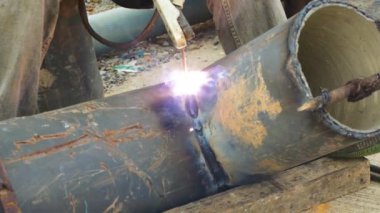 Çekme boru metal ark kaynak makinesi kullanır.