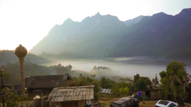 Timelapse: prachtige landschap met dichte laag van mist onder bergtoppen. — Stockvideo