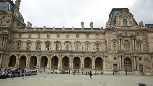 Musée du Louvre circa à Paris, France — Video