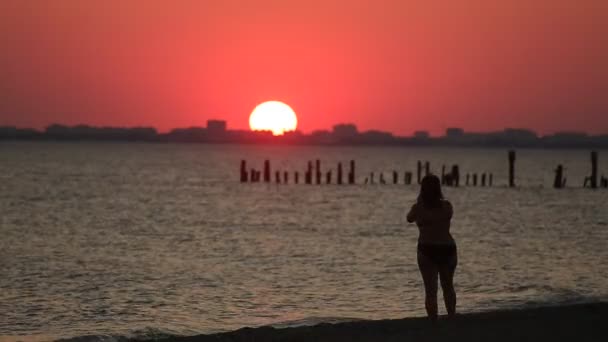 Silueta de mujer en la playa — Vídeos de Stock