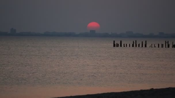 Hermosa puesta de sol en la playa — Vídeos de Stock