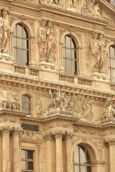 Здание Лувра — стоковое фото