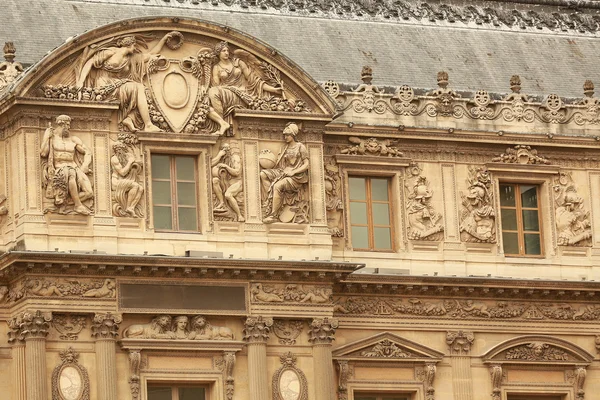 Здание Лувра — стоковое фото