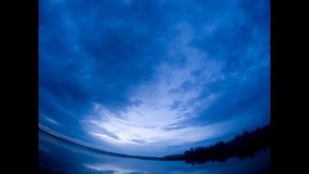 Time-lapse, kvällen regn vid floden — Stockvideo