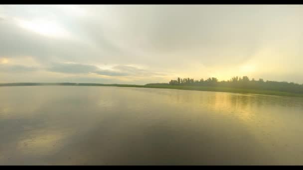 Time-lapse, avond regen op de rivier — Stockvideo