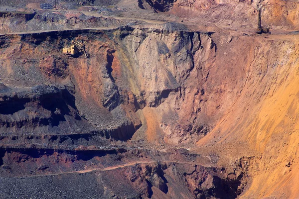 挖掘机对铁矿砂坑 — 图库照片