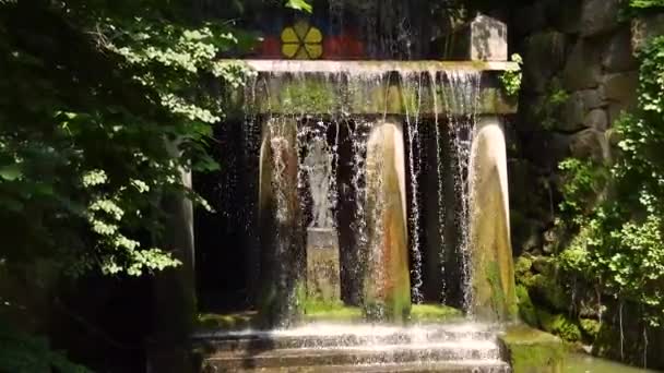 Socha Ženy Pod Vodopádem Parku Přirozený Zvuk — Stock video