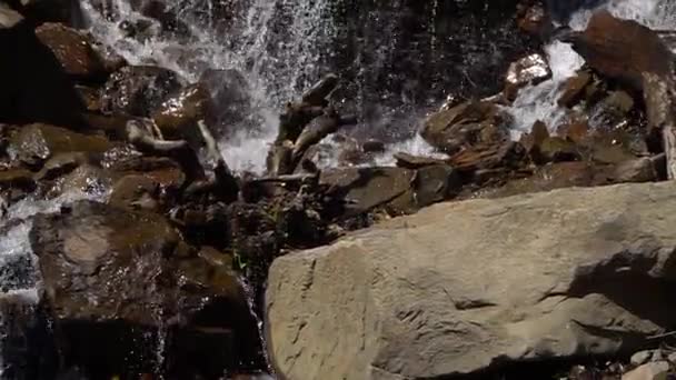 Bir Dağ Akıntısı Şelalesinin Üzerinde Yavaş Kamera Hareketi Yavaş Çekim — Stok video