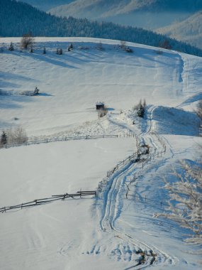 Kışın dağlara giden yol.