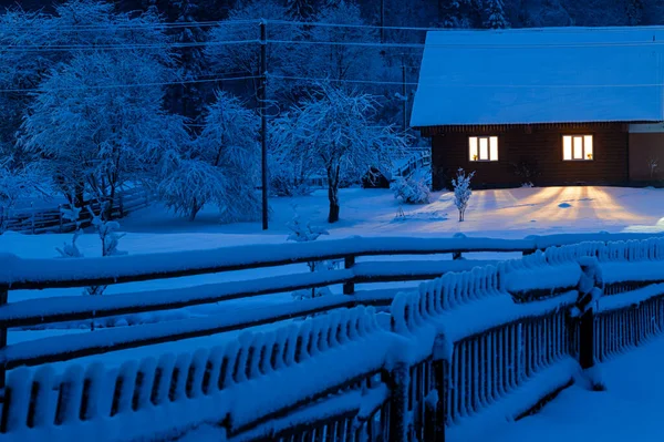 Altes Haus Abend Mit Schnee Bedeckt — Stockfoto