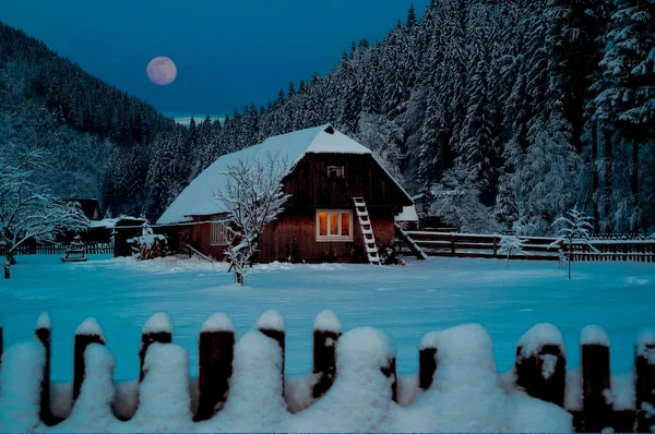 Nacht Naht Altes Haus Mit Schnee Bedeckt Auf Dem Hintergrund — Stockfoto