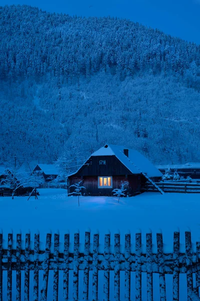 Nacht Naht Altes Haus Mit Schnee Bedeckt Auf Dem Hintergrund — Stockfoto