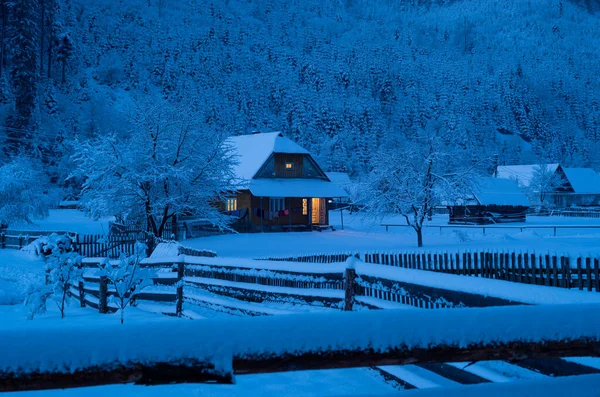 Nacht Naht Altes Haus Mit Schnee Bedeckt Auf Dem Hintergrund — Stockfoto