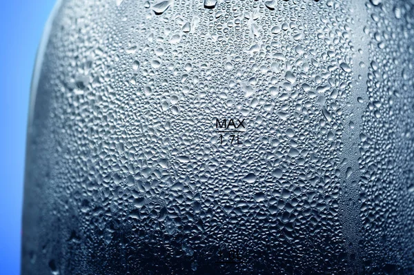Textur Von Wassertropfen Auf Wasserkochern Auf Blauem Hintergrund — Stockfoto