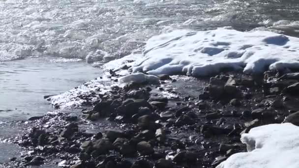 Zeitlupe Winter Schöner Gebirgsfluss Fließt Über Steine Frühling Steine Schnee — Stockvideo