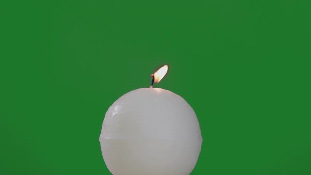 Dekorative Runde Weiße Kerze Brennt Und Erlischt Auf Grünem Bildschirm — Stockvideo
