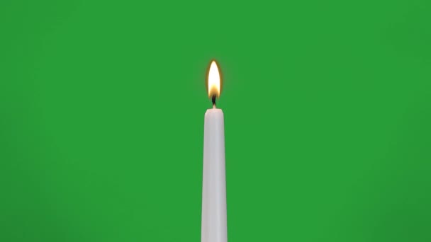 Weiße Kerze Brennt Auf Grünem Bildschirm — Stockvideo