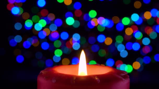 장식용 촛불은 축제의 불빛을 배경으로 타오르고 — 비디오
