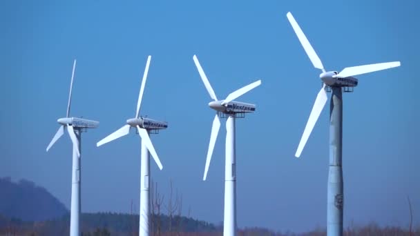 Langzame Beweging Windmolens Voor Elektriciteitsopwekking Tegen Blauwe Lucht — Stockvideo