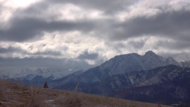 Time Lapse Peisaj Romantic Iarnă Pădure Munţi Zăpadă Nori Mişcându — Videoclip de stoc